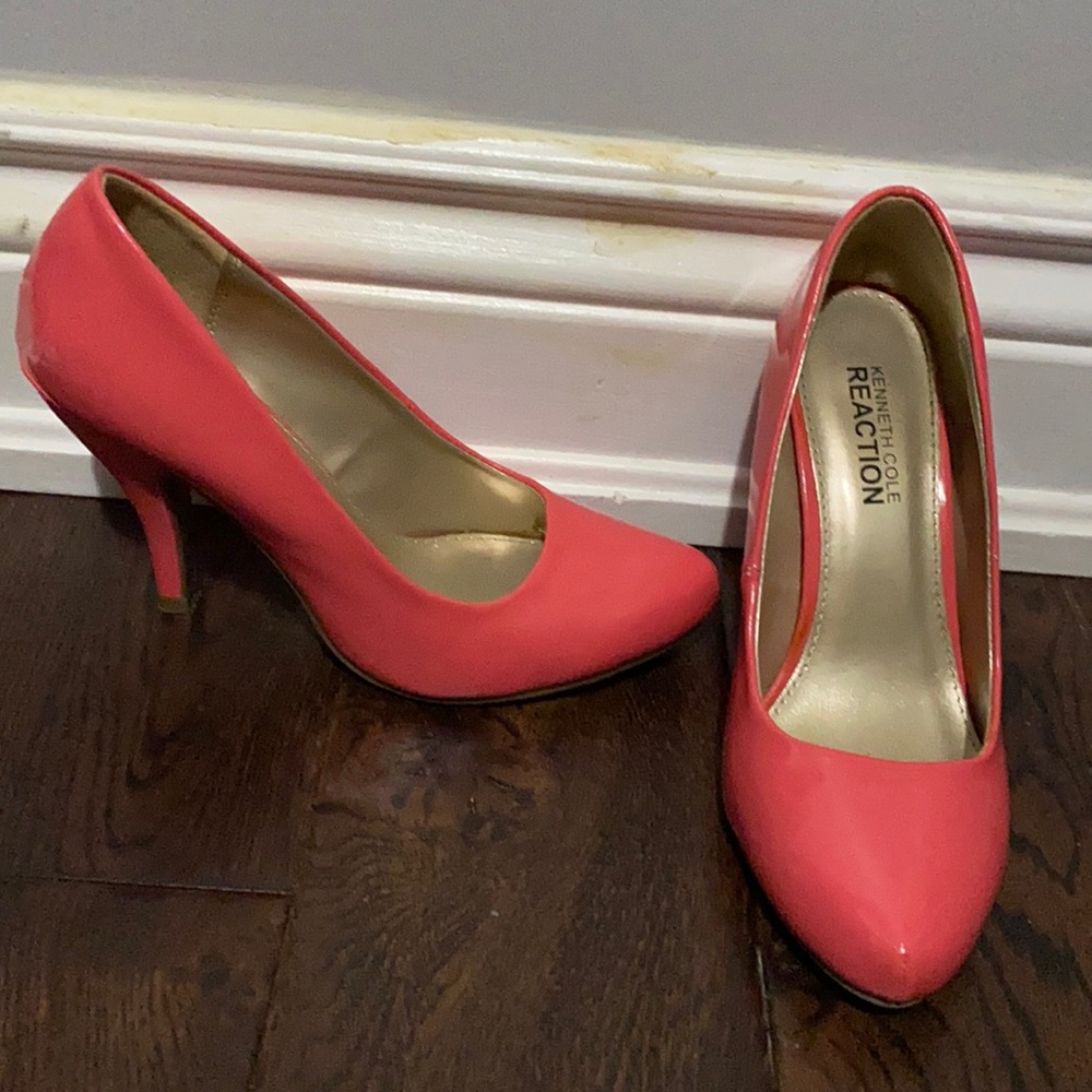 Kenneth Cole reaction tiki time heel